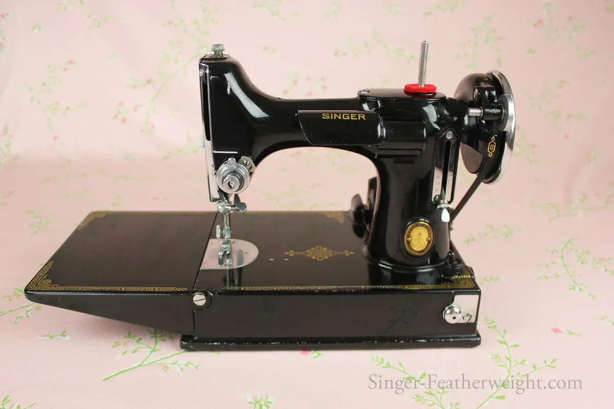 Singer Featherweight 221 Sewing Machine, CHICAGO BADGE 1934 AD543***