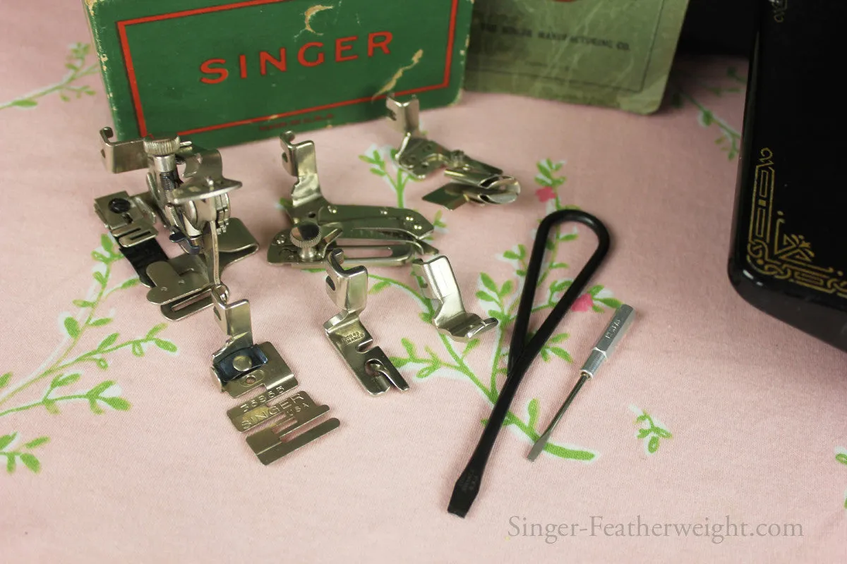 Singer Featherweight 221 Sewing Machine, CHICAGO BADGE 1934 AD543***