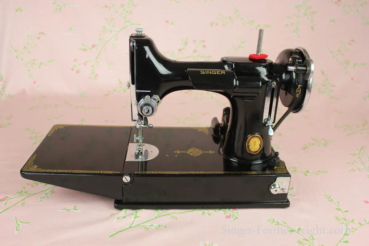 Singer Featherweight 221 Sewing Machine, CHICAGO BADGE 1934 AD721***