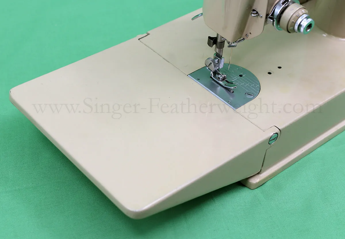 Singer Featherweight 221J Sewing Machine, TAN ES658***