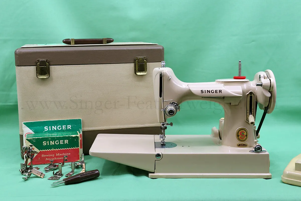 Singer Featherweight 221J Sewing Machine, TAN ES658***