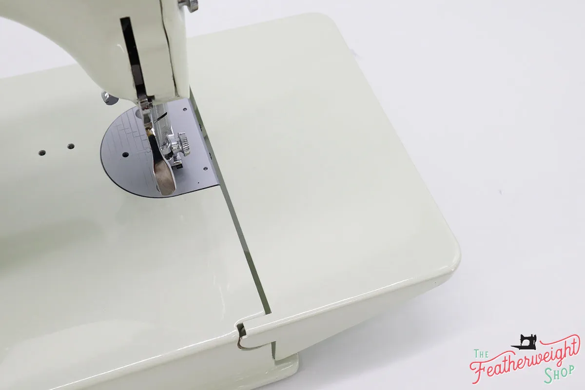 Singer Featherweight 221K Sewing Machine, British WHITE FA226*** Grade 9!!!