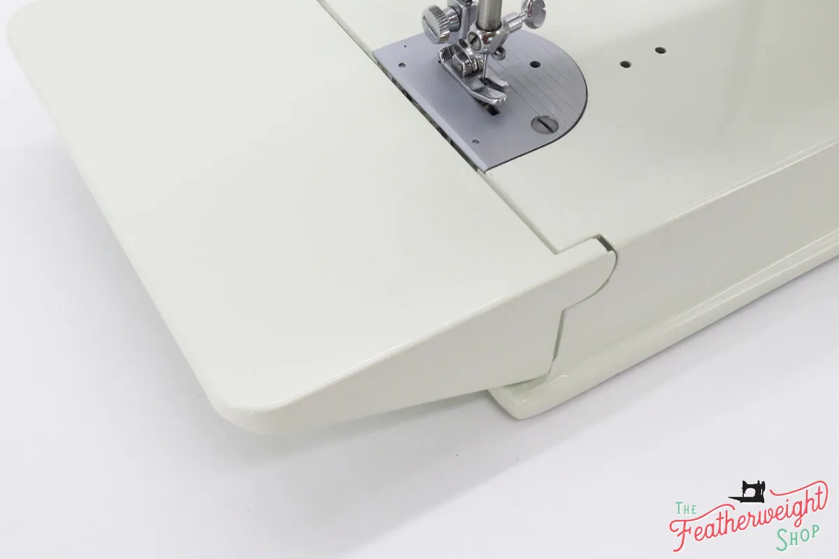 Singer Featherweight 221K Sewing Machine, British WHITE FA226*** Grade 9!!!